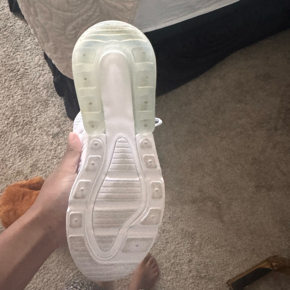 Nike Air Max 270 Triple White Size 7 Youth - Picture 4 of 4